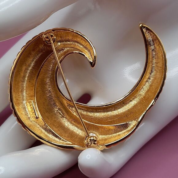 Vtg Monet Ribbed Gold Plated Swirl Crescent Brooch Pin, Mid-Century 2 3/8 Inch - Picture 4 of 9
